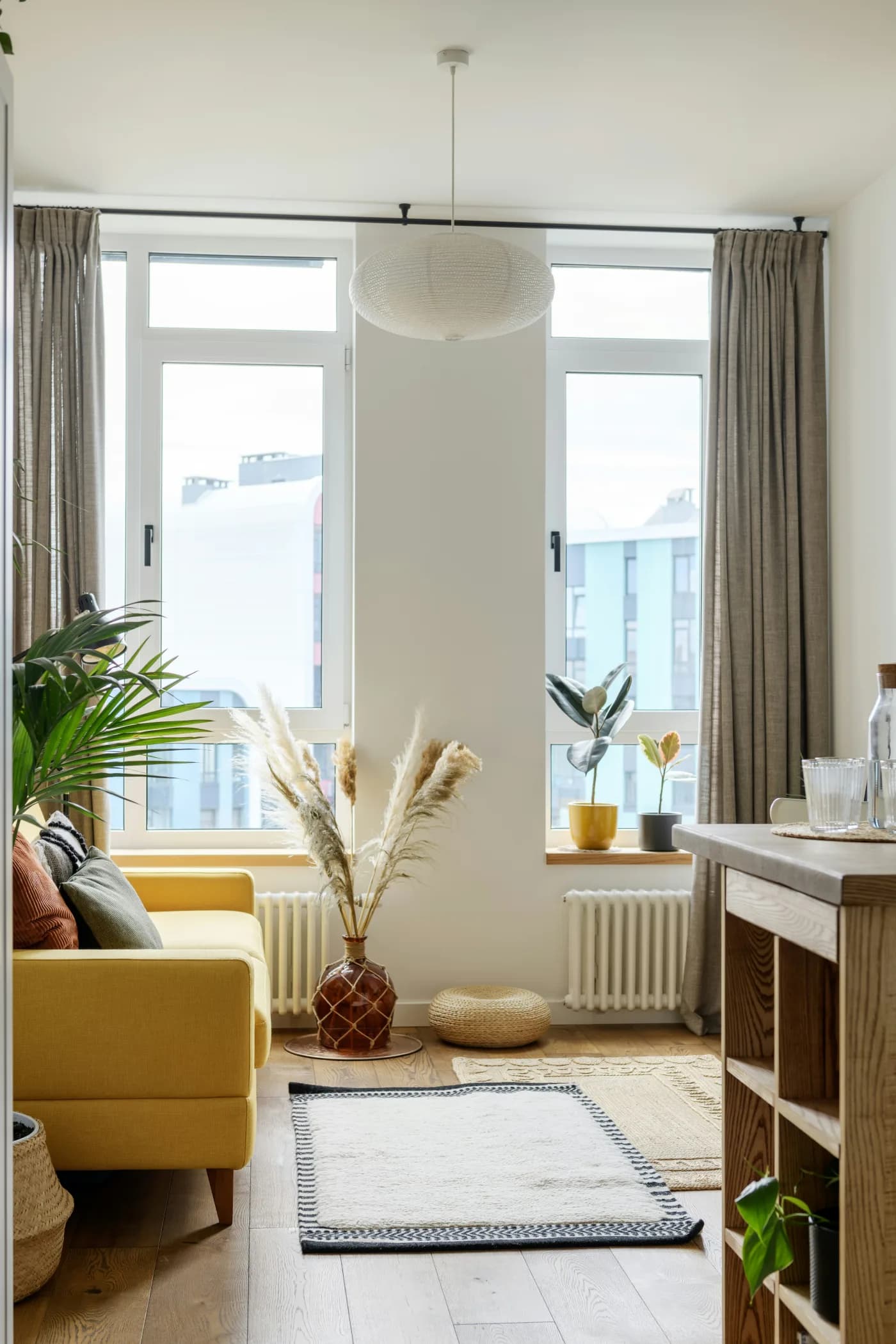 Salón luminoso y acogedor de una vivienda real